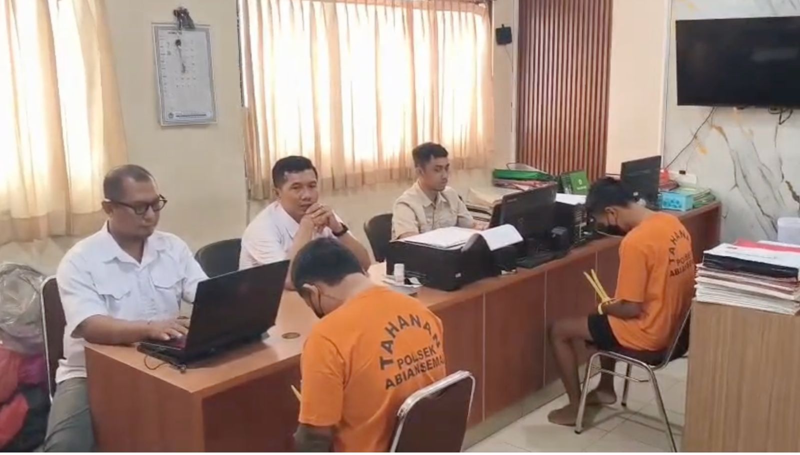 Losing in Cockfighting Gambling, Two Men Set Fire to Rice Threshers and Used Tires in Badung, Bali